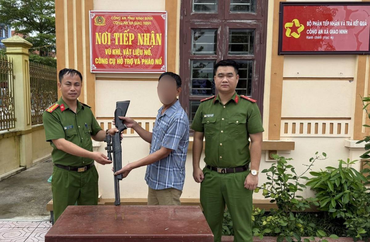 Giao Ninh Commune Police, Ninh Binh province coordinate to receive weapons and support tools voluntarily handed over by people. Photo: Ninh Binh Provincial Police
