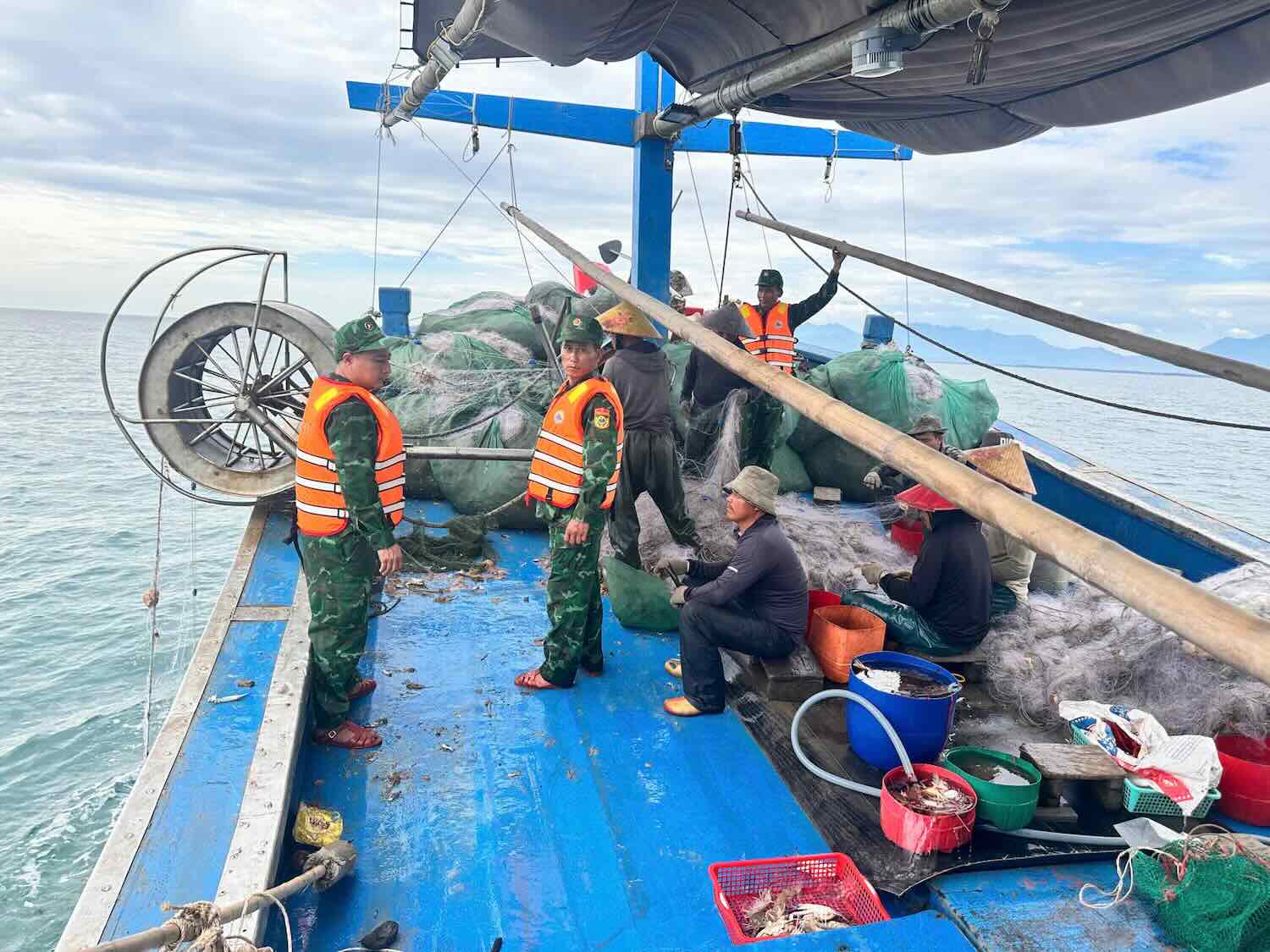 The violating fishing vessel was discovered and arrested by the Hue City Border Guard force. Photo: Provided by Hue City Border Guard.