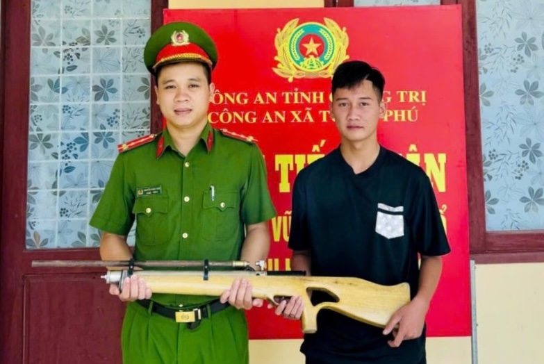 People hand over gas guns to Tuyen Phu Commune Police. Photo: Tuyen Phu Commune Police