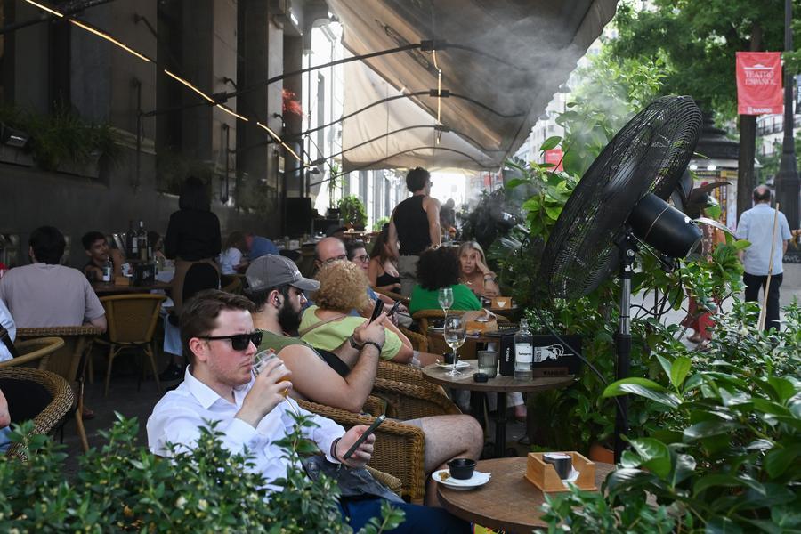 People cool off at a coffee shop in Madrid (Spain) during the prolonged heatwave on June 21, 2026. Photo: Xinhua