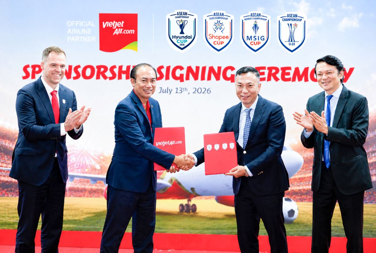 Mr. Tran Quoc Tuan - Member of AFF Competition Committee, VFF President (2nd from right) presents the cooperation minutes to Mr. To Viet Thang - Standing Deputy General Director of Vietjet (2nd from left) in the presence of Mr. Ole Schilke - Vice President in charge of Sportfive Partnership (far left) and Mr. Winston Lee - AFF Secretary General (far right). Photo: Vietjet
