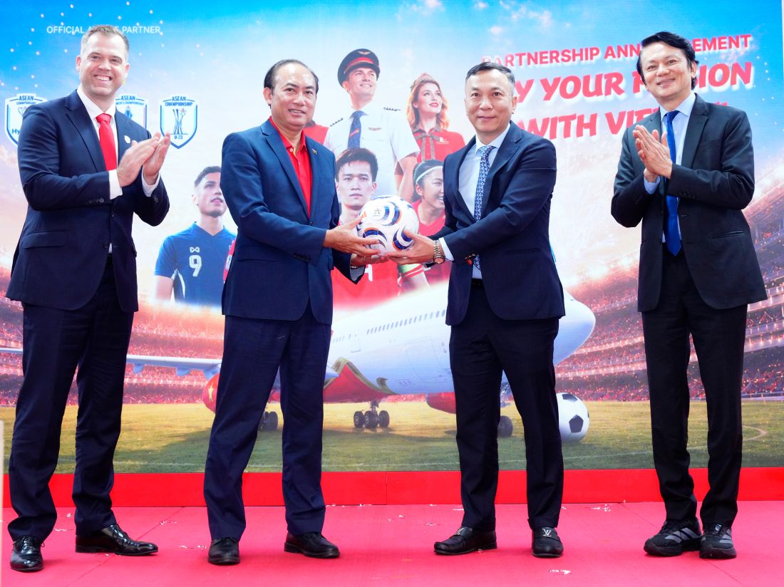 Phó Tổng giám đốc Thường trực Vietjet Tô Việt Thắng nhận bóng lưu niệm từ ông Trần Quốc Tuấn, Thành viên Ủy ban Thi đấu AFF, Chủ tịch VFF. Ảnh: Vietjet