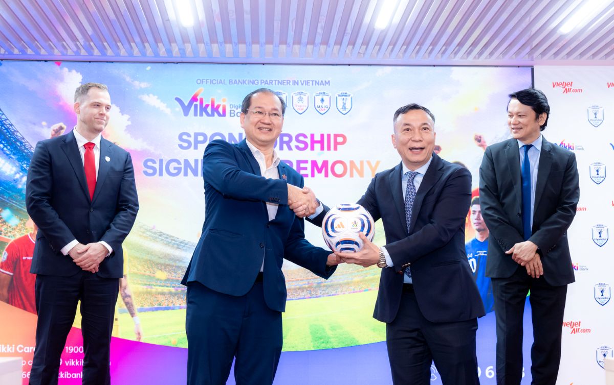Tổng Giám đốc Vikki, ông Trần Xuân Huy nhận bóng lưu niệm từ đại diện AFF tại lễ công bố hợp tác. Ảnh: Vietjet