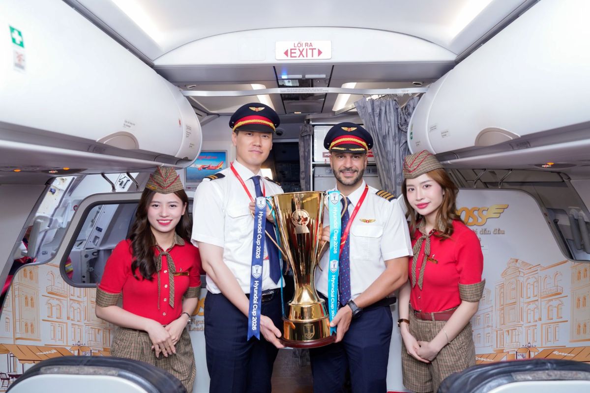 Cúp vô địch ASEAN Huyndai Cup được chuyên chở đến Việt Nam trên chuyến bay Vietjet. Ảnh: Vietjet