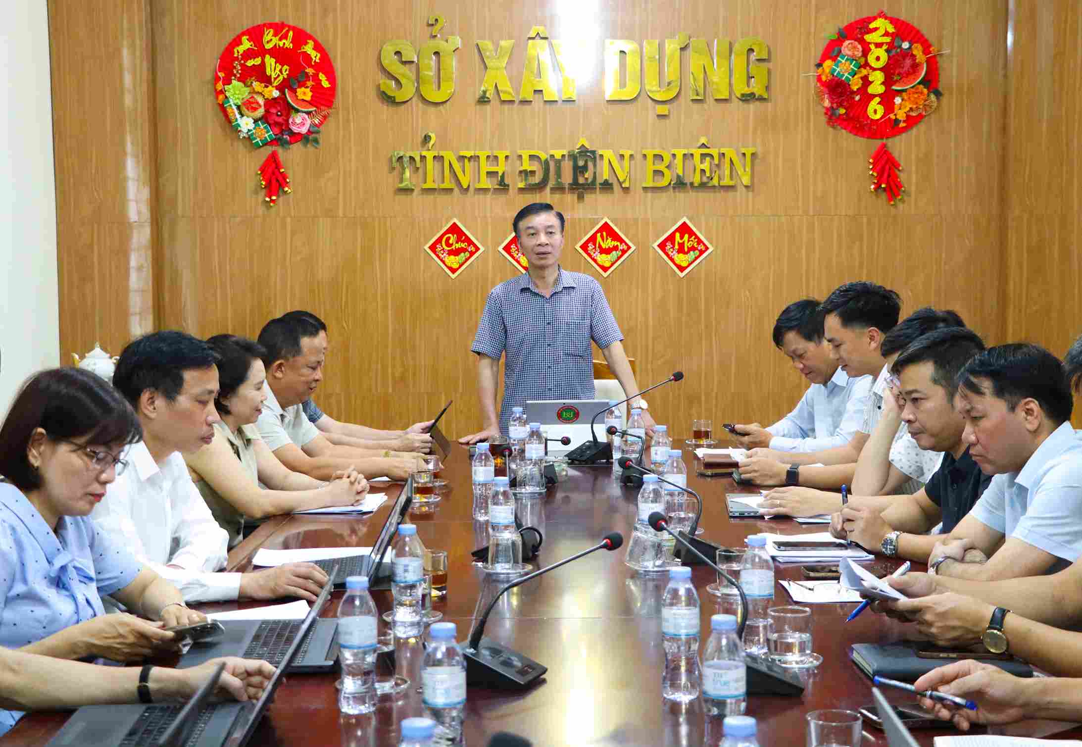 Một cuộc họp tháo gỡ khó khăn cho các nhà đầu tư nhà ở xã hội. Ảnh: Sở Xây dựng Điện Biên