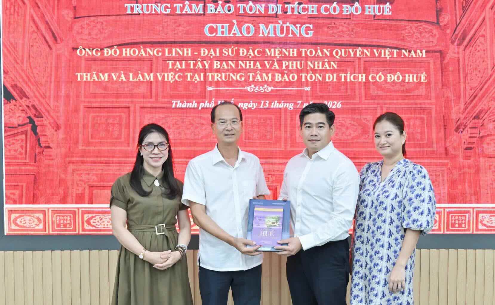 Mr. Hoang Viet Trung (left) - Director of Hue Ancient Citadel Relic Preservation Center working with Mr. Do Hoang Linh - Ambassador Extraordinary and Plenipotentiary of Vietnam to the Kingdom of Spain, to exchange cooperation orientations on heritage preservation, cultural exchange and promotion of Hue's image. Photo: Provided by Hue Ancient Citadel Relic Preservation Center.