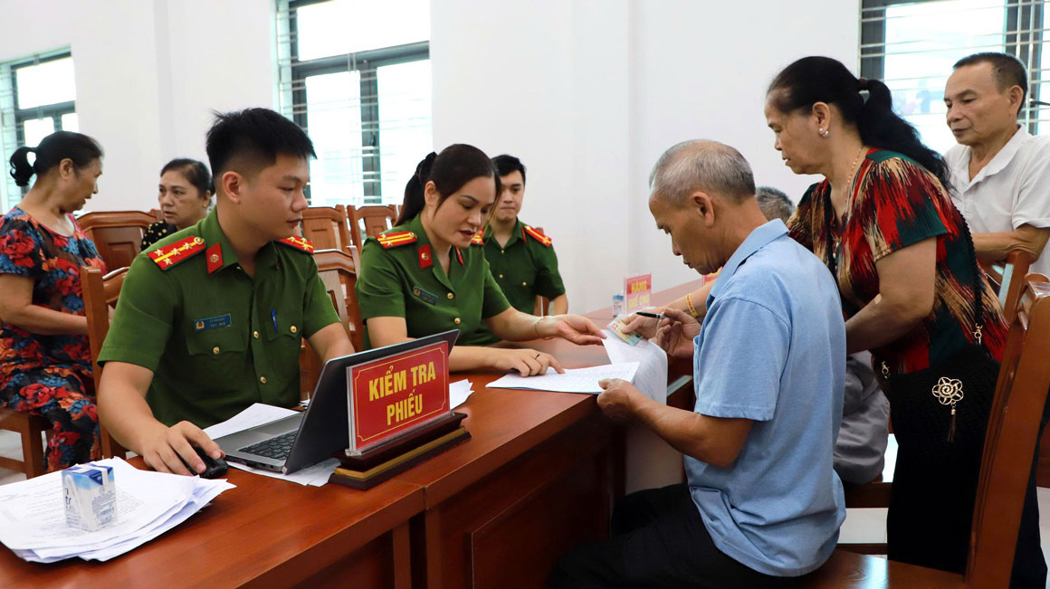 Lực lượng chức năng thu mẫu ADN của thân nhân liệt sĩ chưa xác định