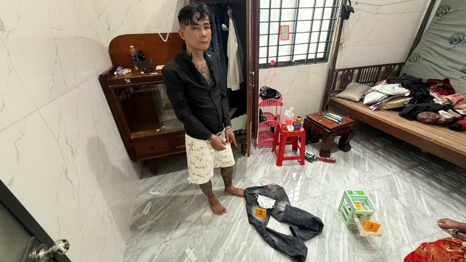 La fuerza policial arresta a Thai Quoc Trieu junto con pruebas materiales sospechosas de ser drogas. Foto: Portal de Información Electrónica de la Policía de Vinh Long