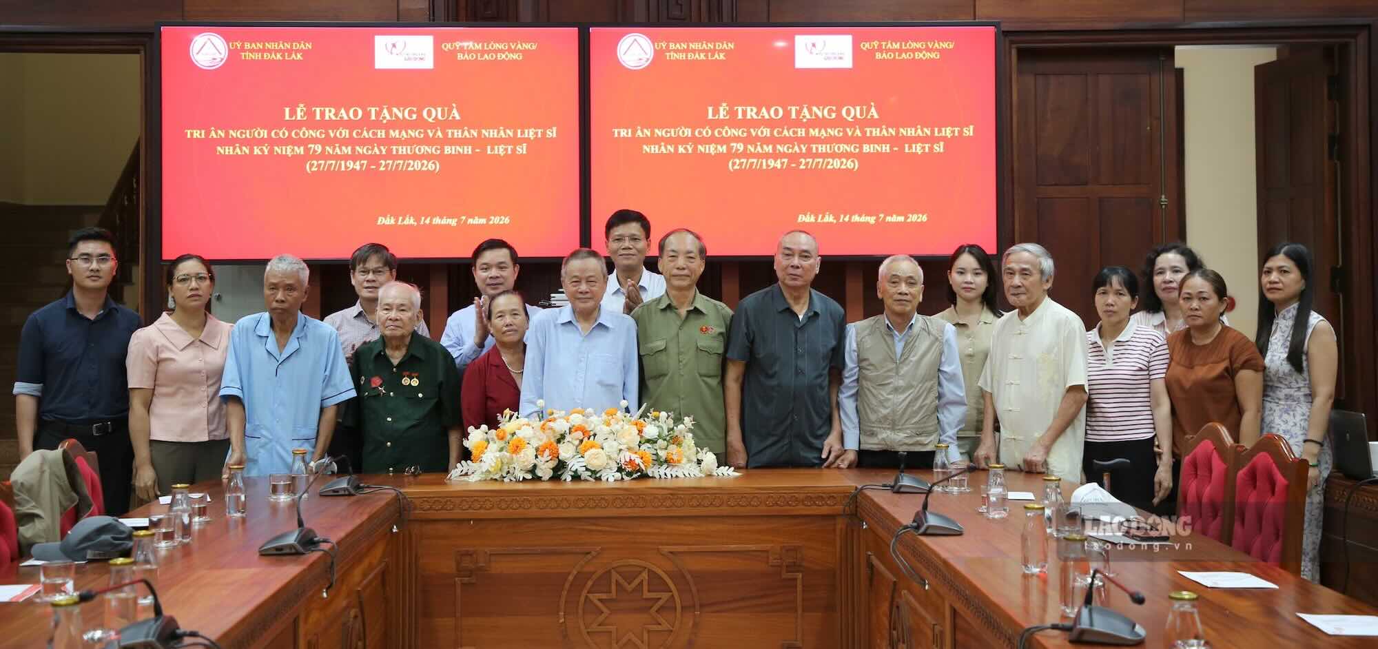 Chụp ảnh lưu niệm tại chương trình. Ảnh: Công Sáng