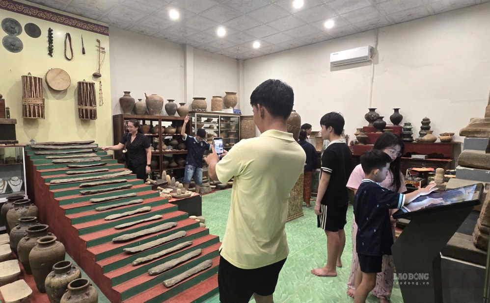 Các đoàn du khách đến tham quan bảo tàng. Ảnh: Duy Tuấn