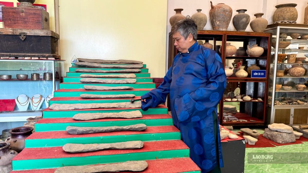 Nhà sưu tầm cổ vật Nguyễn Ngọc Ẩn bên bộ đàn đá của người tiền sử cách đây 3.000 - 3.500 năm trước công nguyên. Ảnh: Duy Tuấn