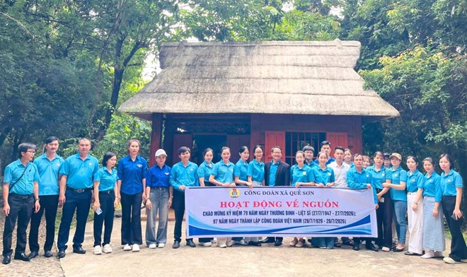 Công đoàn xã Quế Sơn, Đà Nẵng tổ chức chương trình về nguồn tại Khu di tích Khu ủy Khu V, xã Phước Trà với sự tham gia của hơn 50 đoàn viên, người lao động. Ảnh Công đoàn Quế Sơn cung cấp