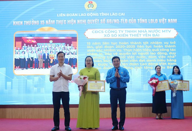 Đại diện Công đoàn cơ sở Công ty TNHH Nhà nước MTV Xổ số kiến thiết Yên Bái nhận Bằng khen của LĐLĐ tỉnh Lào Cai. Ảnh: Công đoàn Yên Bái