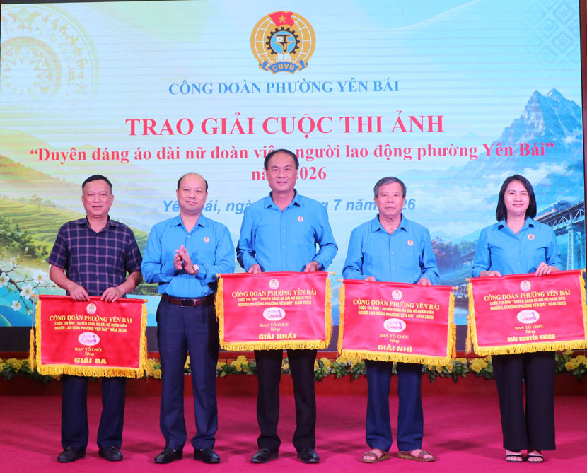 Ông Trần Quốc Toản, Chủ tịch Công đoàn phường Yên Bái trao giải tập thể cho các đơn vị có thành tích xuất sắc trong cuộc thi ảnh “Duyên dáng áo dài nữ đoàn viên, người lao động“. Ảnh: Công đoàn Yên Bái