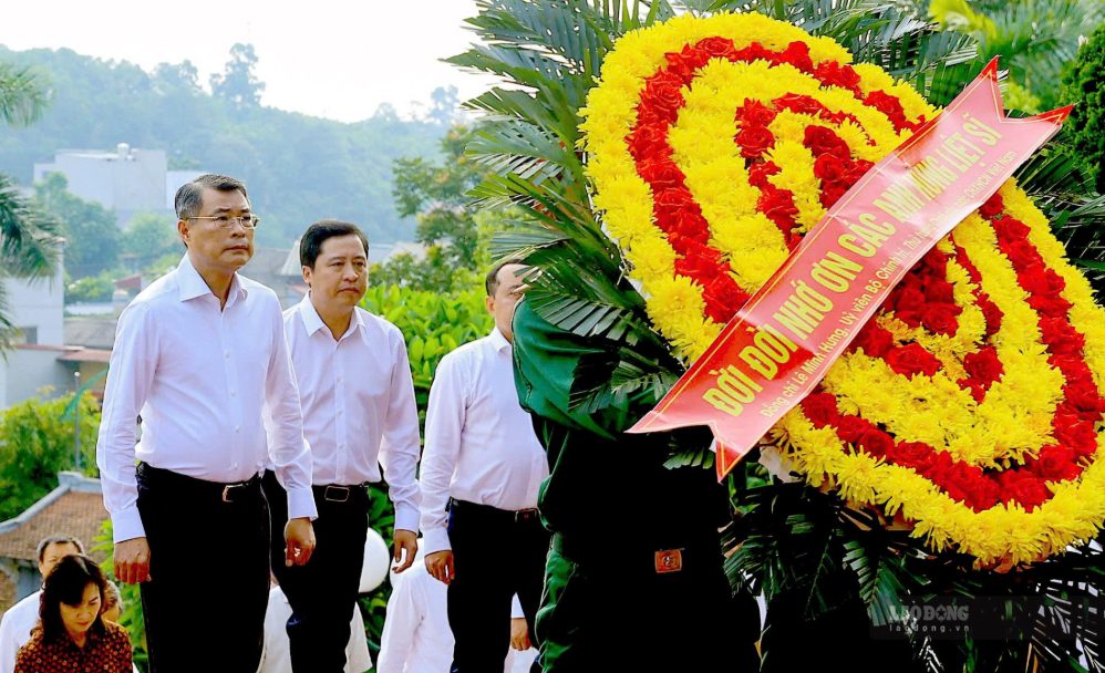 Politburo Member, Prime Minister Le Minh Hung offers incense in gratitude at the Central Martyrs' Cemetery of Lao Cai province. Photo: Bao Nguyen