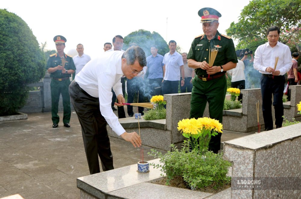 Thủ tướng Chính phủ Lê Minh Hưng thắp hương tri ân các anh hùng liệt sĩ. Ảnh: Bảo Nguyên