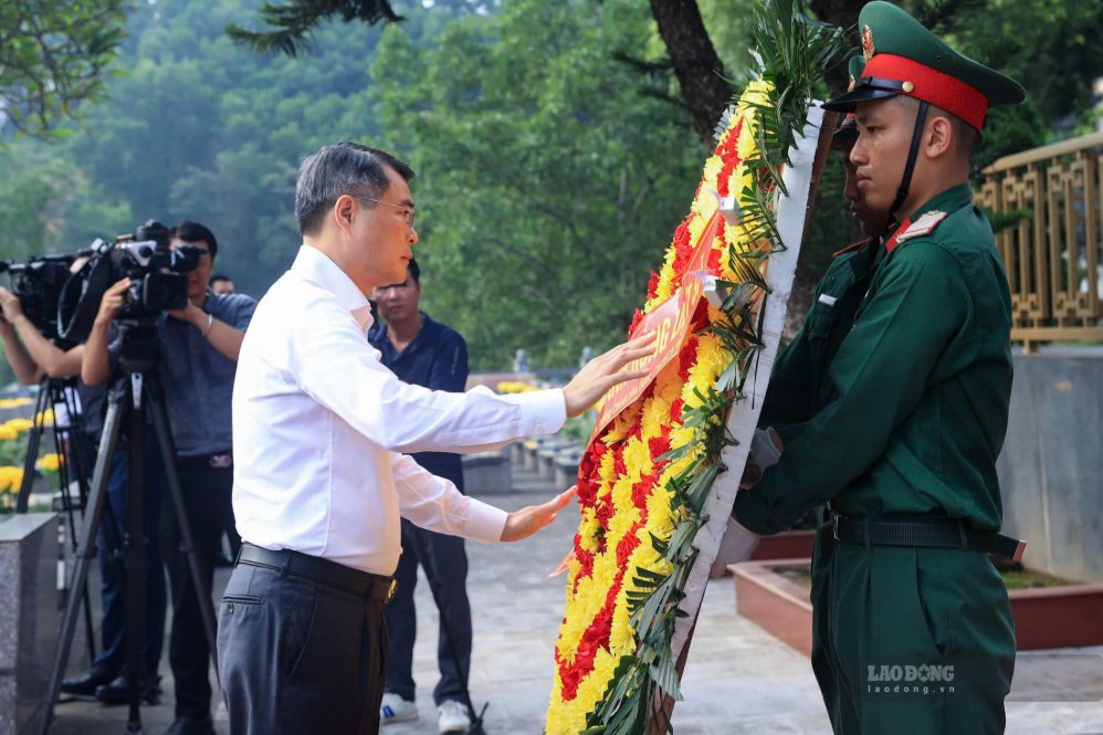Thủ tướng Chính phủ Lê Minh Hưng chỉnh hoa trước khi dâng hương tưởng niệm các Anh hùng liệt sĩ