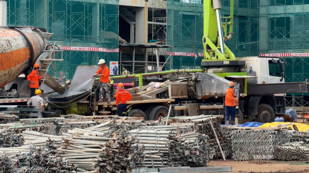 Các tổ đội được bố trí làm việc liên tục tại nhiều khu vực thay vì tập trung vào một tòa nhà. Ảnh: Hoàng Lộc