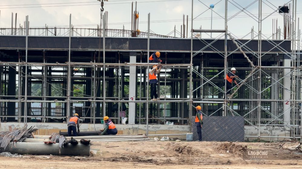 工事指揮委員会は、労働組合ザオロン社会住宅プロジェクトを加速させるために、人員と機械を調整しています。写真:ホアン・ロック