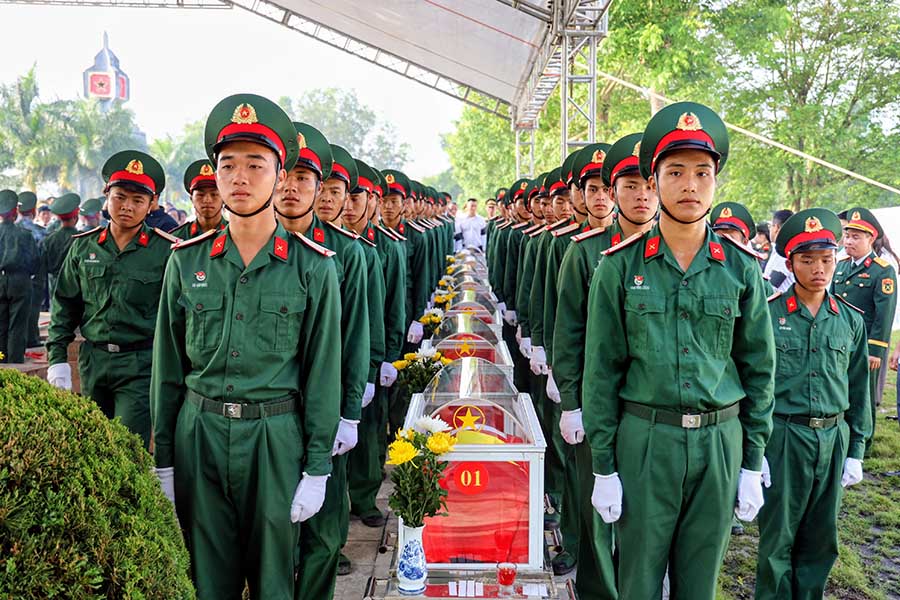  Vào cuối tháng 5.2026 vừa qua, Điện Biên đã tổ chức tiếp nhận, truy điệu và an táng 16 hài cốt liệt sĩ là quân tình nguyện Việt Nam hy sinh tại nước bạn Lào về an nghỉ tại Nghĩa trang liệt sĩ Tông Khao. Ảnh: theo Cổng TTĐT tỉnh Điện Biên