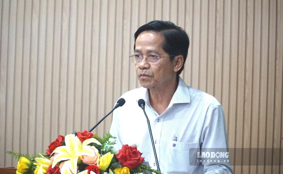 Phó giám đốc Sở Giáo dục Đào tại tỉnh Cà Mau Tạ Thanh Vũ báo cáo kết quả kỳ thi tốt nghiệp THPT Cà Mau năm 2026. Ảnh: Nhật Hồ.