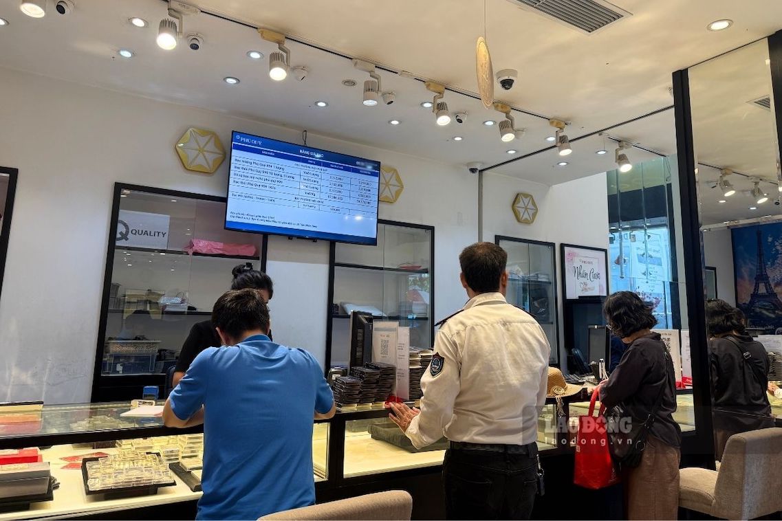Customers buy gold more conveniently when they no longer have to queue or wait many hours to transact. Photo: Le Ha