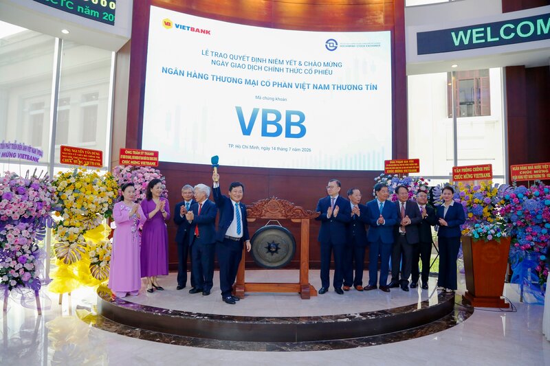 Representatives of Vietbank's Board of Directors and representatives of the Ho Chi Minh City Stock Exchange perform the gong beating ritual. Photo source: Vietbank