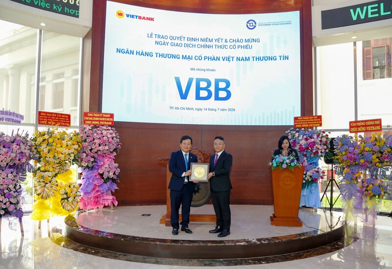 Ông Dương Nhất Nguyên – Chủ tịch HĐQT Vietbank nhận quyết định niêm yết từ ông Trịnh Sơn Hồng – Quyền Chủ tịch Sở GDCK TP.HCM. Nguồn ảnh: Vietbank