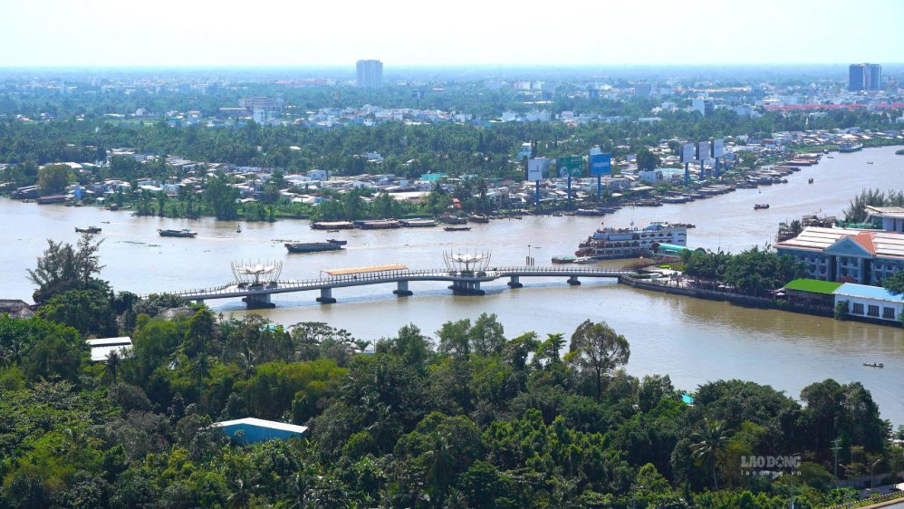 After the village merger, many localities are implementing the settlement of regimes for non-specialized workers. In the photo, a corner of Can Tho City seen from above. Photo: Ta Quang