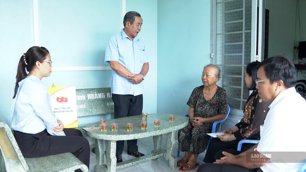 Lãnh đạo Ủy ban MTTQ Việt Nam tỉnh ân cần thăm hỏi sức khỏe thương binh, gia đình liệt sĩ tại phường Sơn Đông. Ảnh: Hoàng Lộc