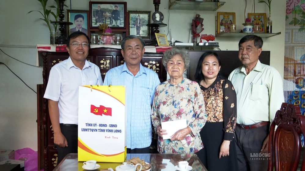 Mr. Le Thanh Binh visits and gives gifts to policy families in Son Dong ward to celebrate the 79th anniversary of War Invalids and Martyrs' Day. Photo: Hoang Loc