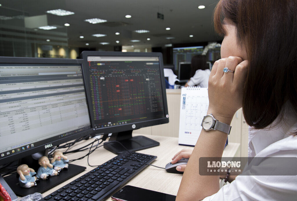 VN-Index continuously decreased sharply in the last two sessions. Photo: Bao Chuong