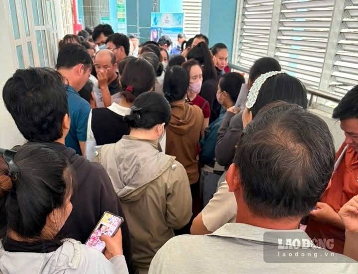 The school is near home but has to go to school far away, parents have to temporarily put aside work to apply for transfer for their children. Photo: Dinh Trong