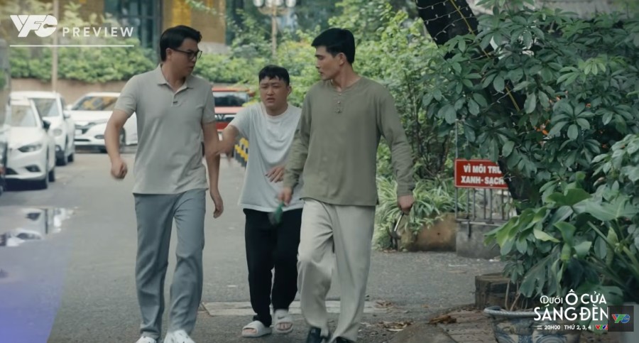 Tài và Sinh giúp Bằng đòi lại nhà từ anh trai trong tập 26 phim “Dưới ô cửa sáng đèn“. Ảnh: VFC.