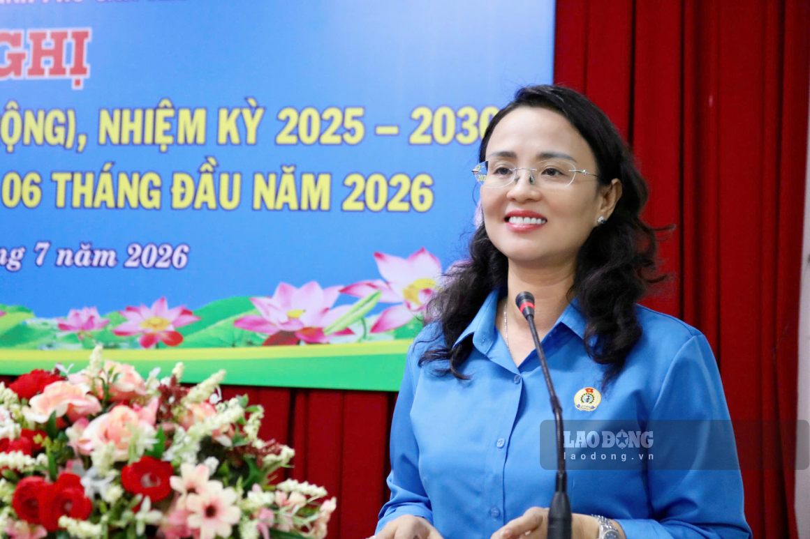Ms. Le Thi Suong Mai - Chairwoman of the Can Tho City Labor Federation spoke at the conference. Photo: Ta Quang