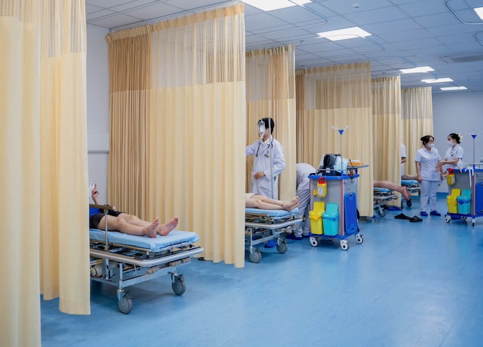 Doctors of the Emergency Department, Phan Chau Trinh University Medical Hospital urgently receive and treat patients bitten by bees. Photo: Phan Chau Trinh University Medical Hospital