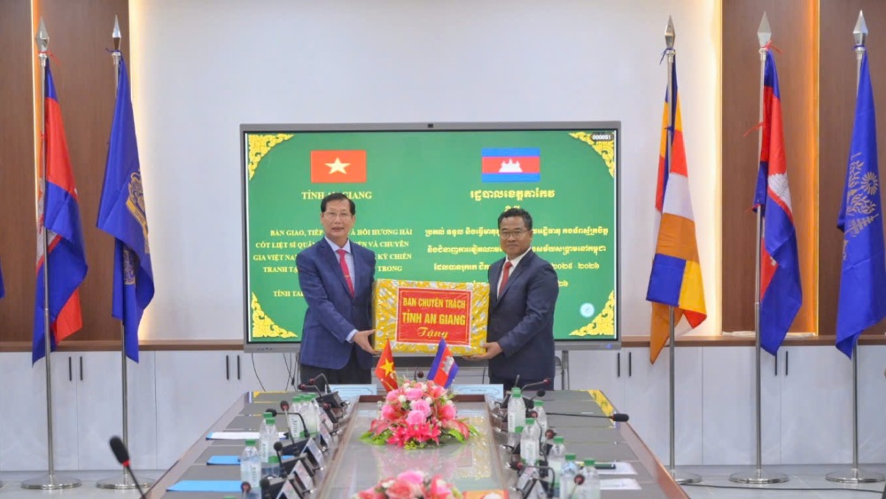 Ban Chuyên trách tỉnh An Giang trao tặng quà cho Ban Chuyên trách tỉnh Tà Keo. Ảnh: Phương Vũ/ Bộ CHQS An Giang