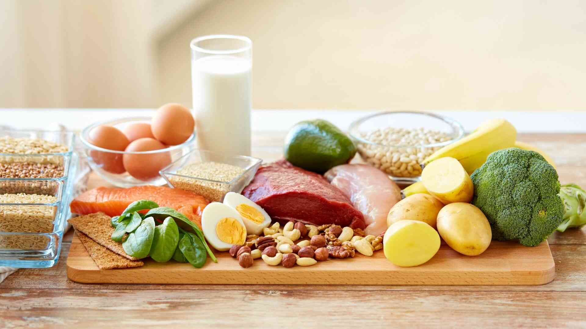Walking after meals or having a protein-rich breakfast are habits that can help control blood sugar. Photo: Canva