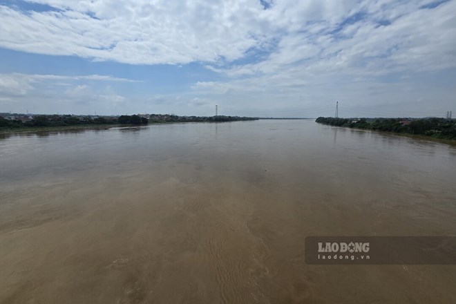 Le niveau de la rivière Thao (principale rivière du fleuve Rouge) à la station de Yên Bái, station de Phú Thọ baisse lentement. Photo: Tô Công