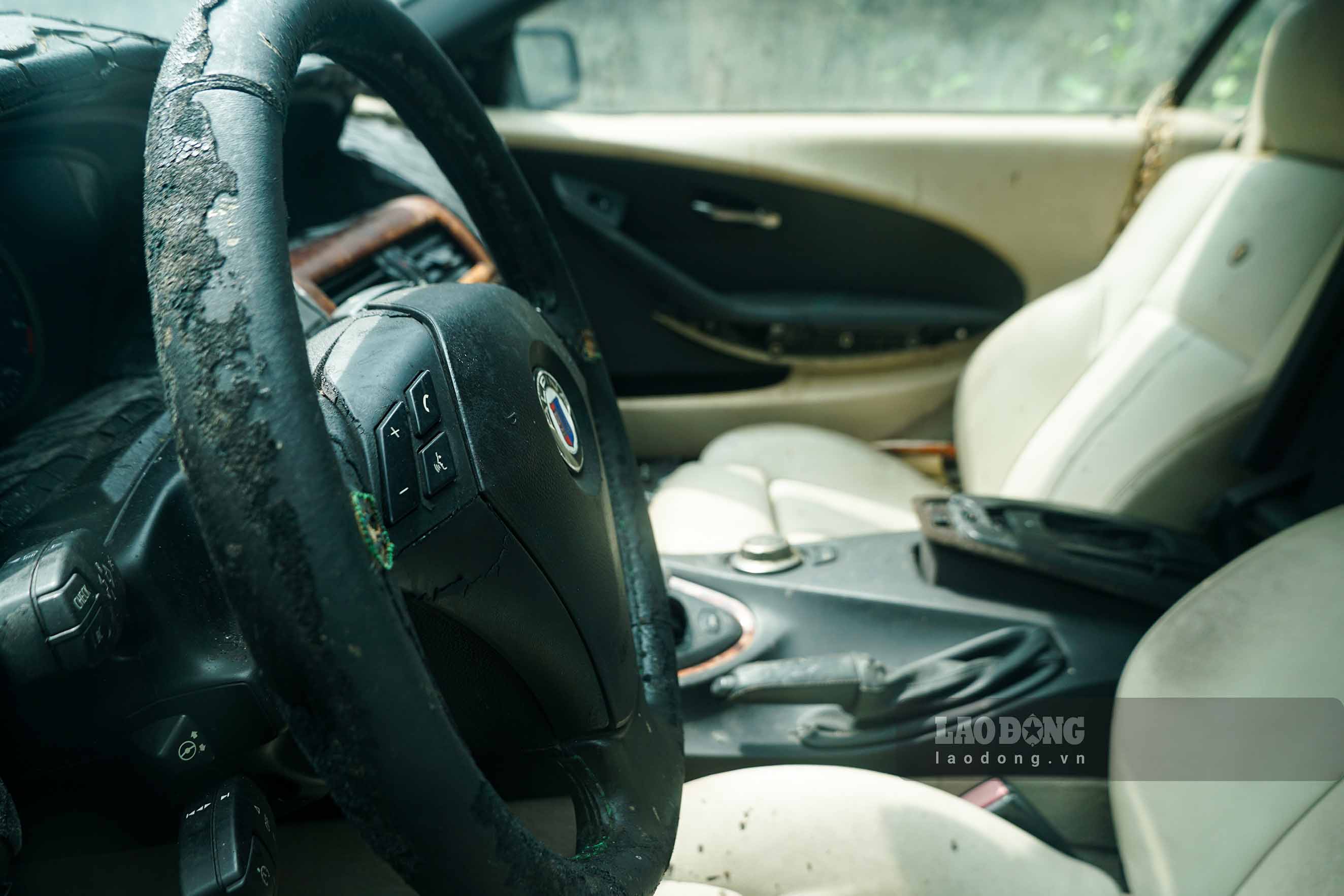 Mould in cars not only causes unpleasant odors but also affects interior quality. Photo: Cat Tien