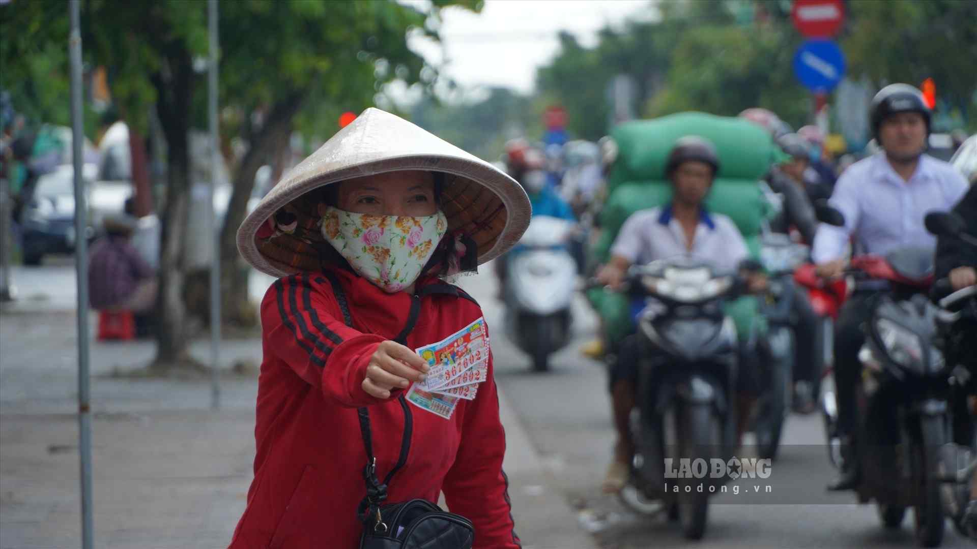 The Ministry of Finance has just answered voters about social security policies for street lottery ticket sellers. Photo: Ta Quang