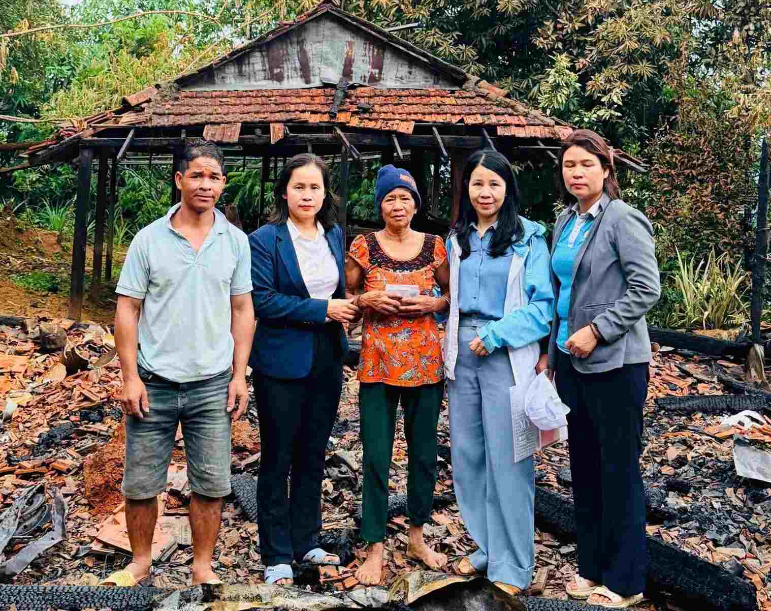 Hội Liên hiệp Phụ nữ tỉnh Quảng Ngãi tổ chức đoàn đến thăm hỏi và trao số tiền hỗ trợ 5 triệu đồng cho gia đình bà Hồ Thị Hồng ở xã Tây Trà (thứ 3 từ phải sang) bị hỏa hoạn thiêu rụi hoàn toàn nhà cửa. Ảnh: Hội Liên hiệp Phụ nữ tỉnh Quảng Ngãi