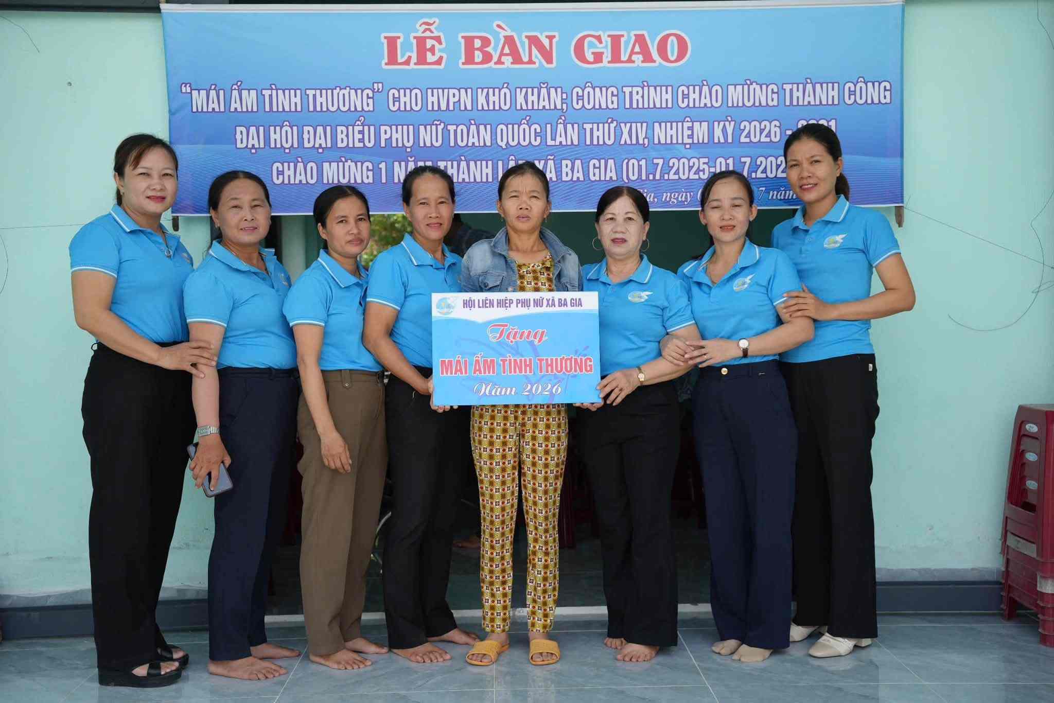 Ba Gia Commune Women's Union, Quang Ngai province organizes the handover ceremony of the "House of Compassion" project to the family of Ms. Bui Thi Kim Bong (4th from right), a female union member in difficult circumstances in the commune. Photo: Ba Gia Commune People's Committee