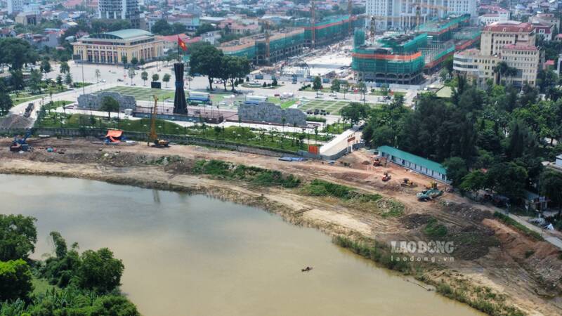 Máy móc trang thiết bị được huy động để triển khai dự án. Ảnh: Việt Bắc