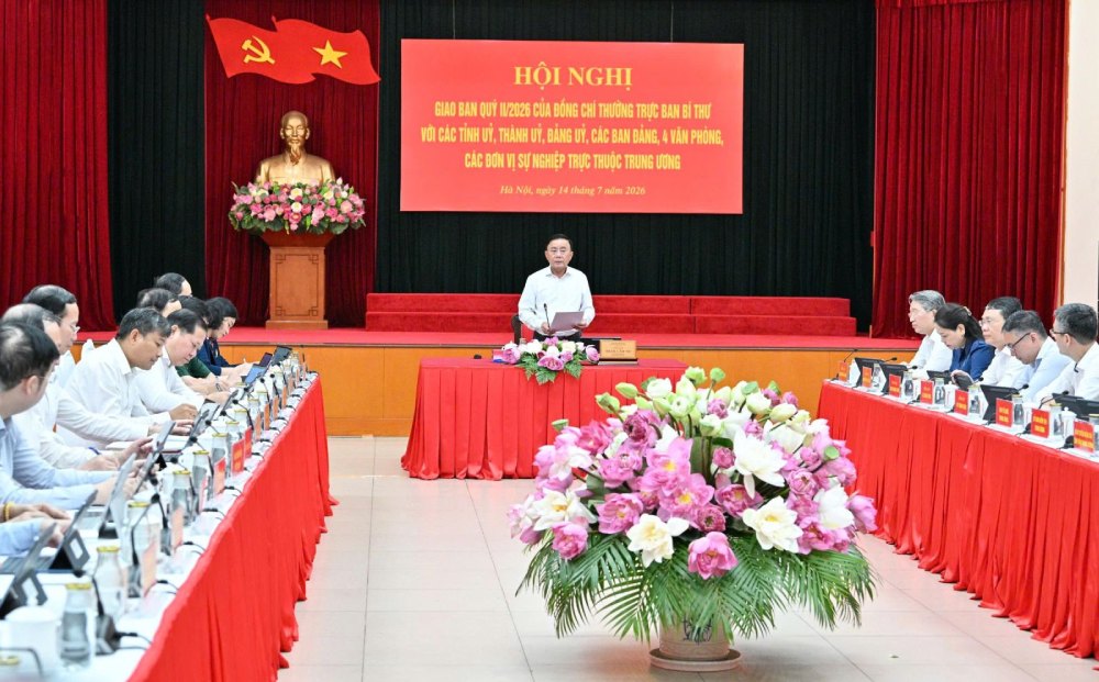 Ủy viên Bộ Chính trị, Thường trực Ban Bí thư Trần Cẩm Tú chủ trì Hội nghị. Ảnh: Cổng TTĐT Đảng Cộng sản Việt Nam