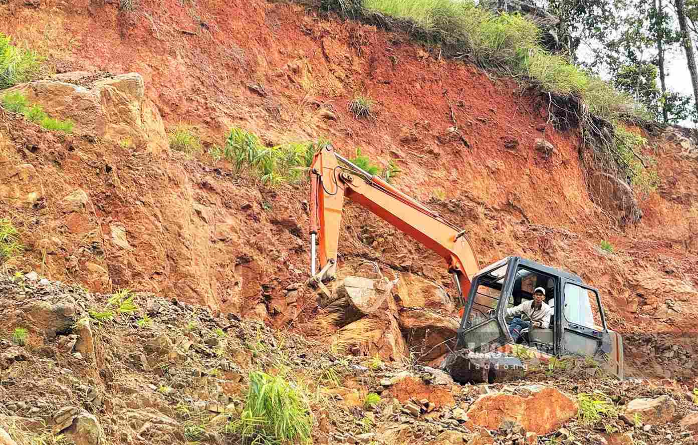 Đơn vị thi công đang tập trung xử lý điểm nguy cơ xảy ra sạt lở trên đèo Prenn. Ảnh: Phúc Khánh
