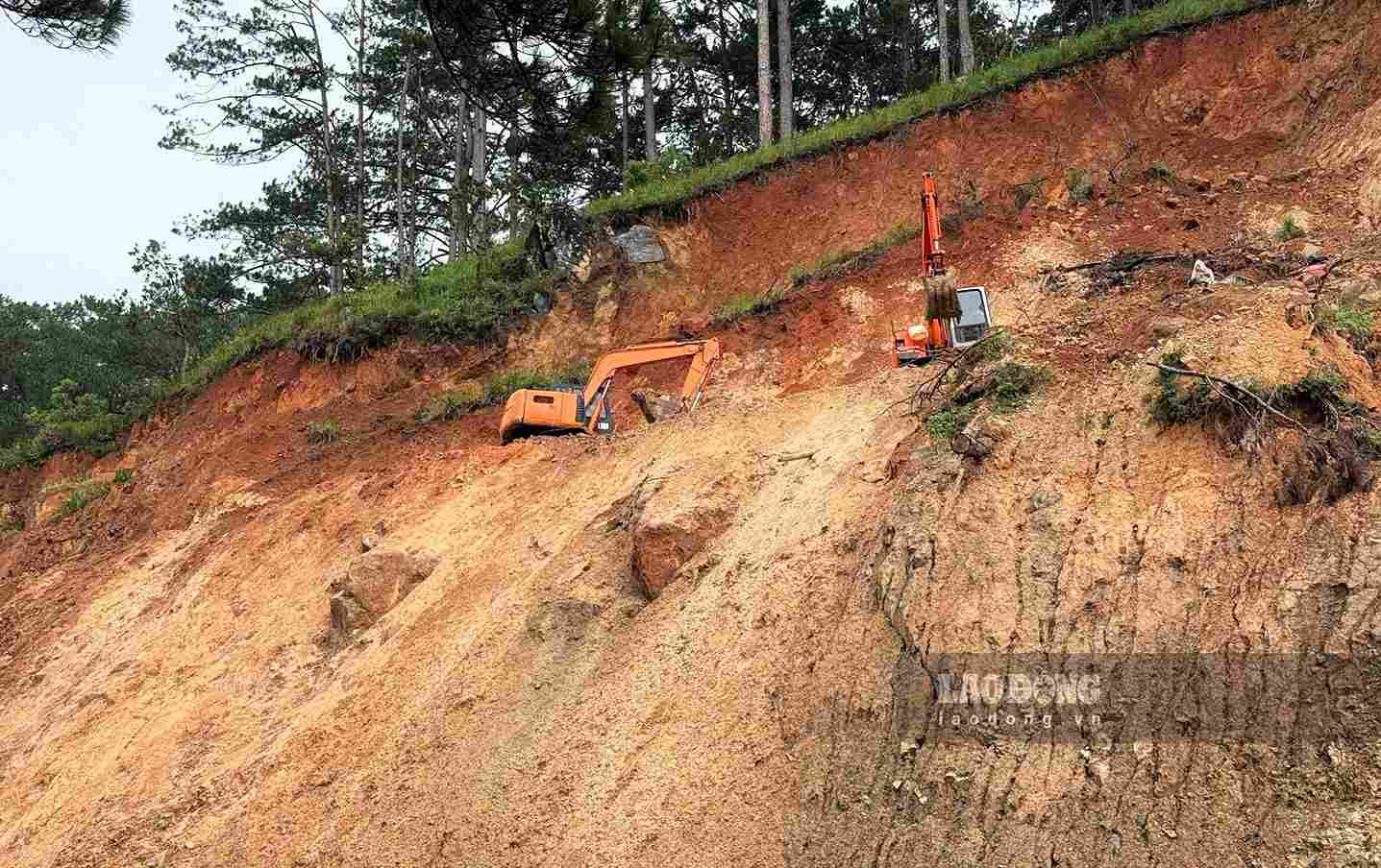 Công tác khắc phục điểm nguy cơ sạt lở trên đèo Prenn đang được đơn vị thi công triển khai khẩn trương. Ảnh: Phúc Khánh