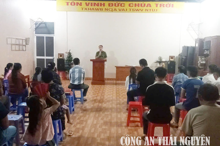 Van Lang Commune Police propagate the law on religious activities in Khuoi Noc village. Photo: Thai Nguyen Provincial Police e-Portal