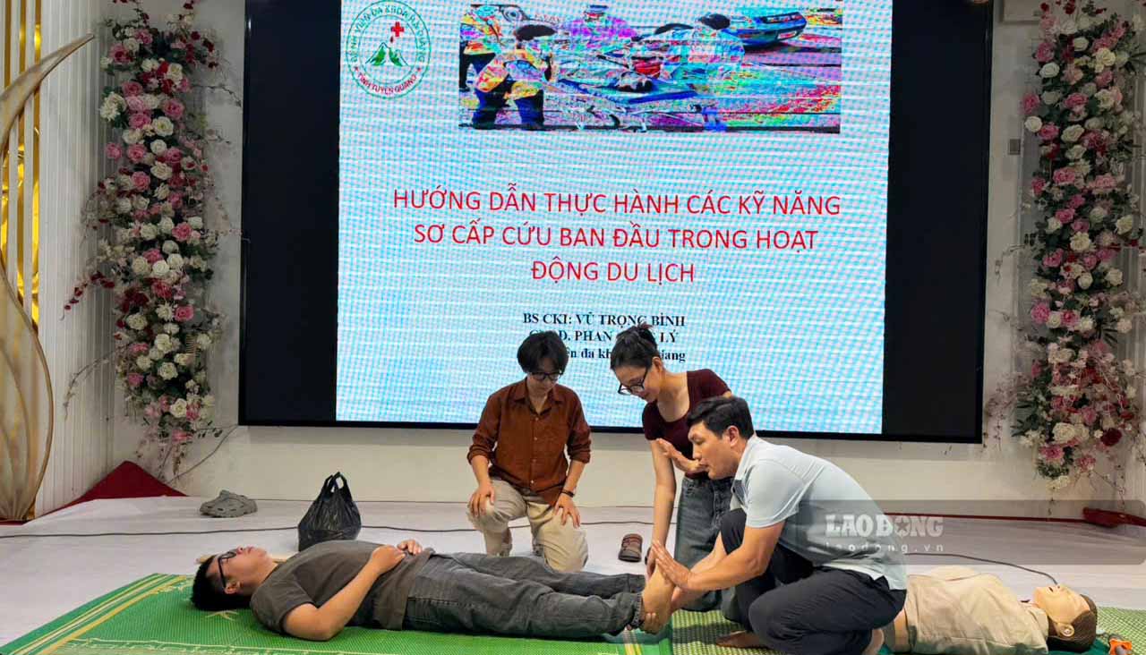 Các học viên được thực hành kỹ năng, sơ cứu, cấp cứu du khách bị nạn trong quá trình thăm quan, trải nghiệm. Ảnh: Nguyễn Tùng.
