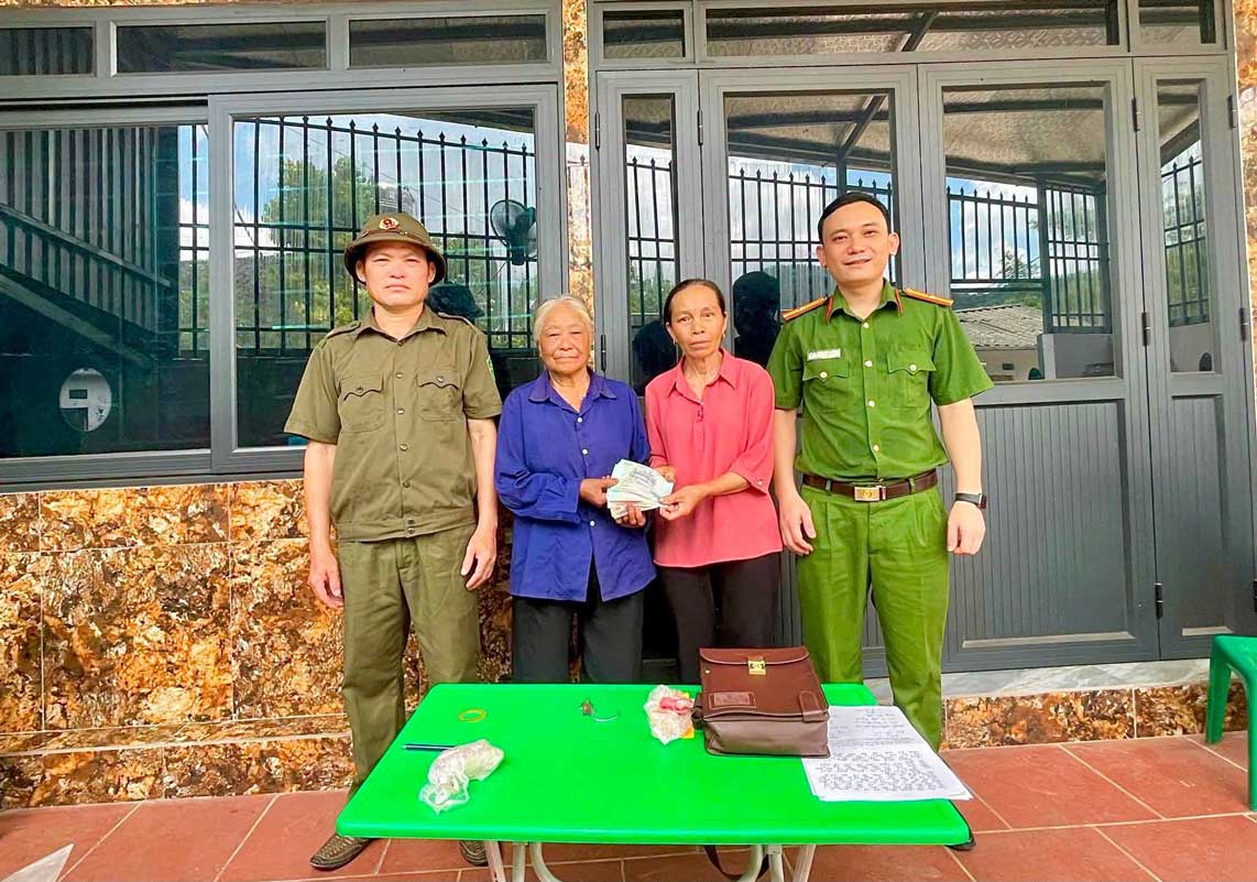 Thach An Commune Police quickly returned nearly 18 million VND and property to the person who dropped it. Photo: Cao Bang Police